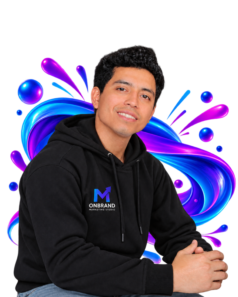 José Ernesto Cortés Hernández, fundador de ONBRAND, con sudadera de la marca y elementos de color azul y morado