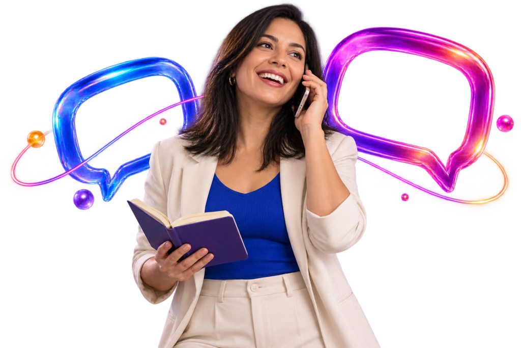 Persona sonriente conversando por teléfono con un cuaderno a mano.